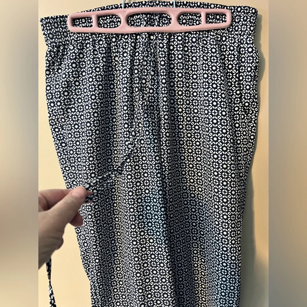 J Crew sz 6 Geo print drawstring pant in navy and white. Pockets and cuffs